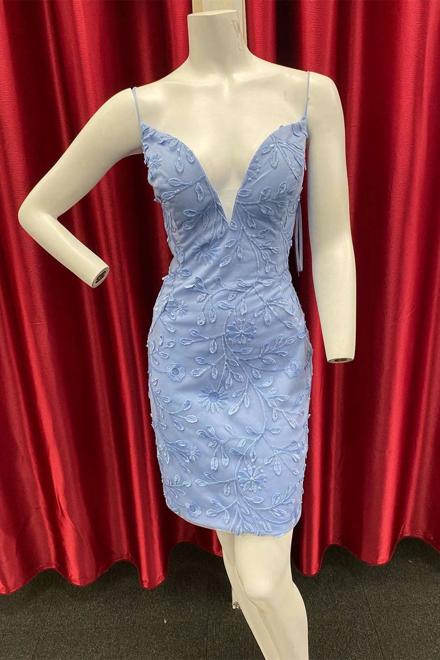 Vestido ajustado de fiesta con tirantes en V profundo y apliques